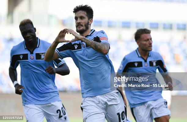 Luis Alberto of SS Lazio celebrates after scoring the opening goal with teammates during the Serie A match between SS Lazio and US Sassuolo at Stadio...