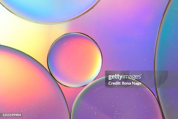 close-up of oil drops - wateroppervlak stockfoto's en -beelden