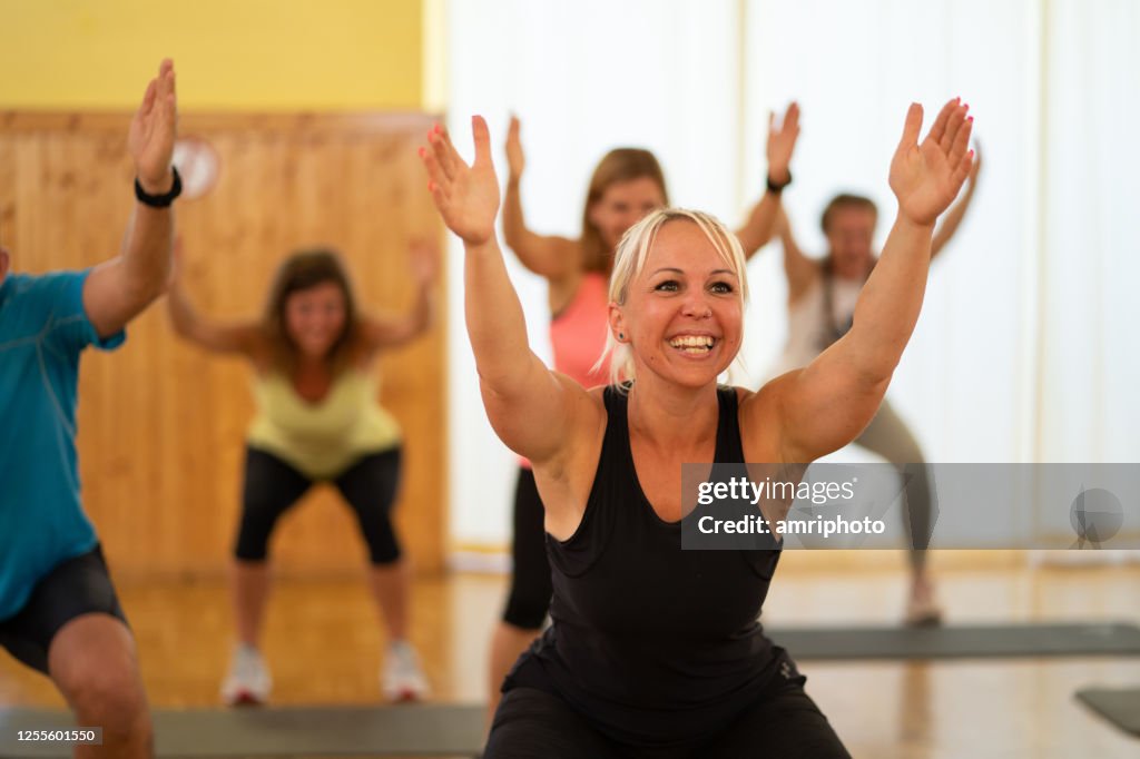 Instructor de fitness alegre con clase de ejercicio