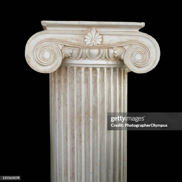 isolated column - greek statue stockfoto's en -beelden