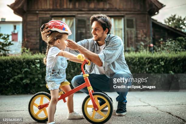 sie müssen geschützt werden - bicycle daughter stock-fotos und bilder
