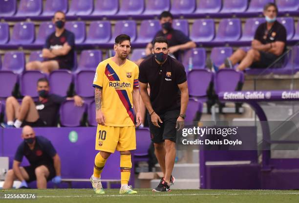 Eder Sarabia, Assistant Coach of Barcelona speaks to Lionel Messi of Barcelona during the Liga match between Real Valladolid CF and FC Barcelona at...