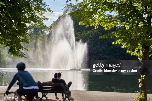 the fountain in victoria park, london - victoria park london stockfoto's en -beelden