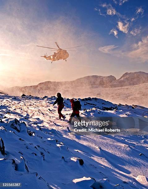 rescue on bowfell - rescuers stock pictures, royalty-free photos & images