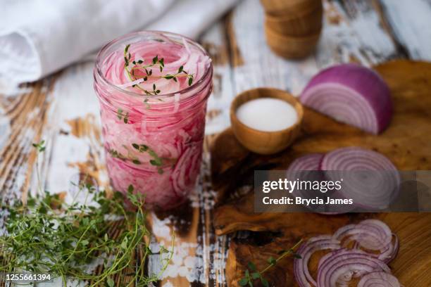 ingelegde rode uien met tijm in een kruik - red onion stockfoto's en -beelden