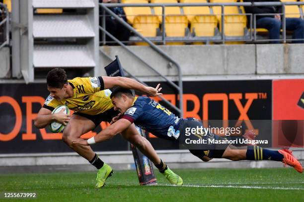 Kobus Van Wyk of the Hurricanes scores a try during the round 5 Super Rugby Aotearoa match between the Hurricanes and the Highlanders at Sky Stadium...