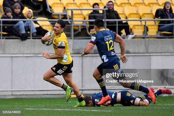 Kobus Van Wyk of the Hurricanes makes a break during the round 5 Super Rugby Aotearoa match between the Hurricanes and the Highlanders at Sky Stadium...