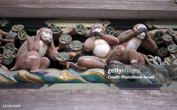 tosho-gu temple - 3 wise monkeys stock-fotos und bilder