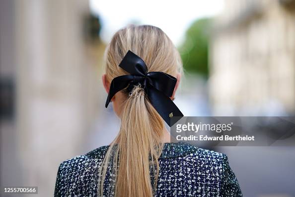 Lexi Fargo wears a Maison Michel hair bow / ribbon, a Chanel green...  Nachrichtenfoto - Getty Images