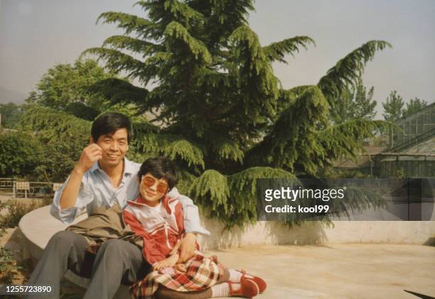 20 世紀 80 年代中國小女孩和父親的真實生活照片 - 1980 1989 個照片及圖片檔