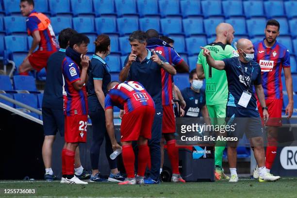 Jose Luis Mendilibar, Manager of Eibar gives his team instructions during the drinks break during the Liga match between RCD Espanyol and SD Eibar...