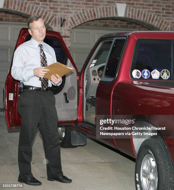 Astronaut Steve Lindsey leaves fellow NASA astronaut Lisa Nowak's home in Houston, Texas February 8,2007. Nowak has been charge with attempted...