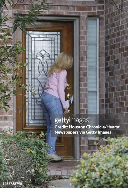 An unidentified neighborhood woman leaves a note on NASA astronaut Lisa Nowak's home in Houston, Texas February 8,2007. Nowak has been charge with...