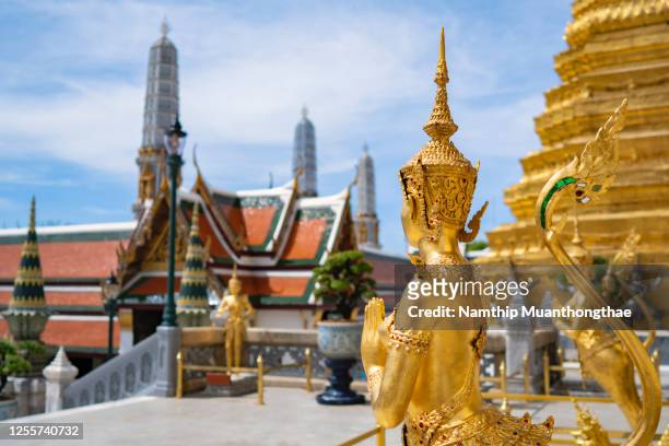 the temple of the emerald buddha or wat phra kaew on a sunny day shows the beautiful architecture of the buddha statue and pagoda in the temple. - the emerald buddha temple in bangkok stock pictures, royalty-free photos & images