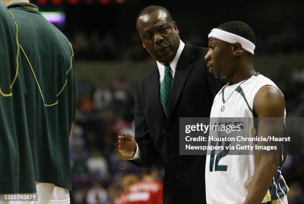 Oregon's head basketball coach Ernie Kent talks with Tajuan Porter during the first half of the first round game against Miami in the NCCA Division I...