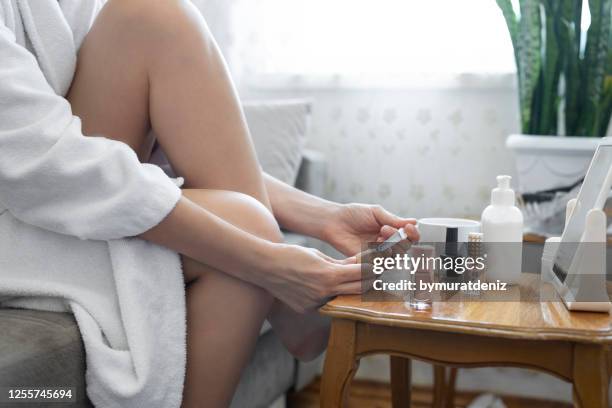 frau macht pediküre zu hause - nagelfeile stock-fotos und bilder