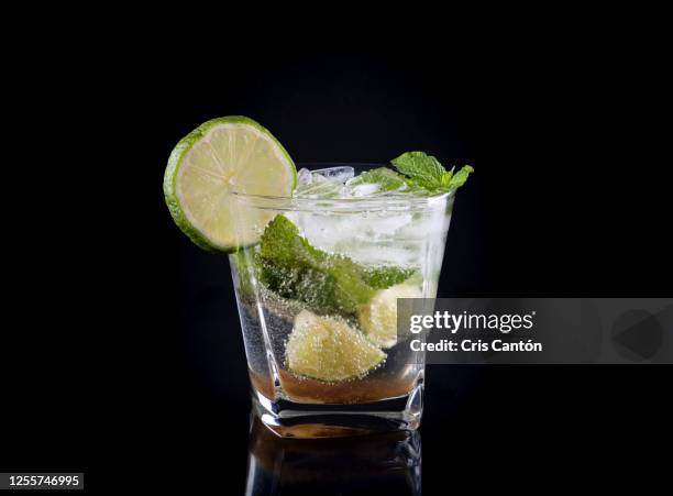 mojito on black background - mojito stock-fotos und bilder