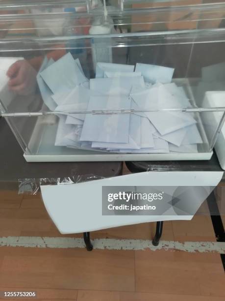 ballot box with voting envelopes - ballot box fotografías e imágenes de stock