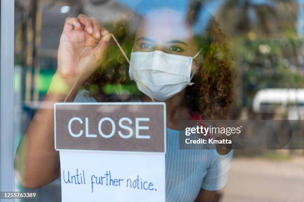 shop closed due to covid 19. - going out of business stock pictures, royalty-free photos & images