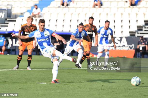 Ruben Perez of Leganes scores his team's first goal from the penalty spot during the Liga match between CD Leganes and Valencia CF at Estadio...