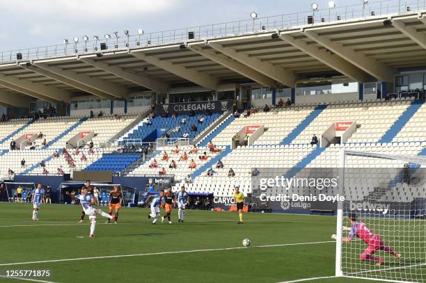 Ruben Perez of Leganes scores his team's first goal from the penalty spot during the Liga match between CD Leganes and Valencia CF at Estadio...