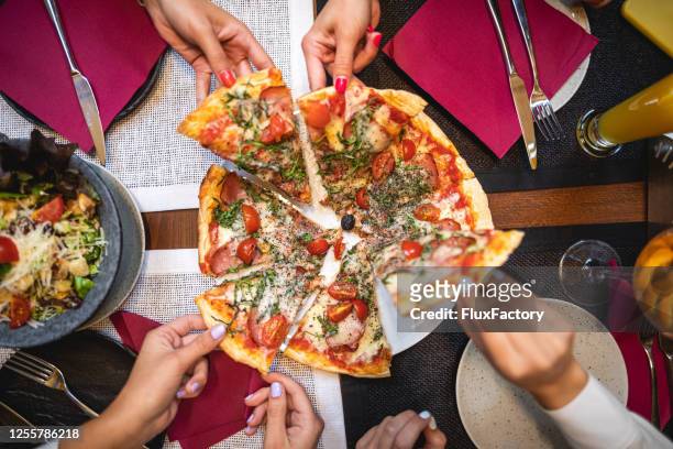 mat är som din historia, kan du bara dela den med dina bästa vänner - pizza share bildbanksfoton och bilder