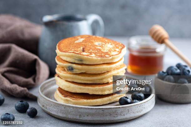 stack of blueberry pancakes - crepe textile stock-fotos und bilder