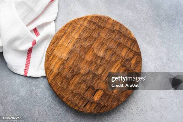round wooden cutting board - table top view stock pictures, royalty-free photos & images