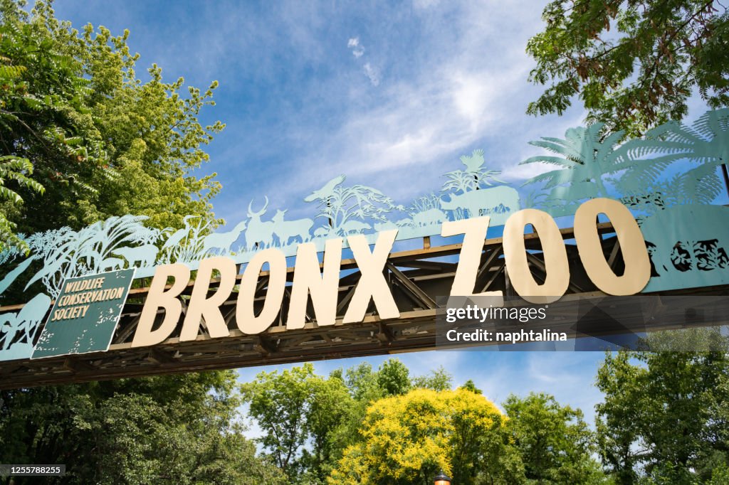 Signo over the entrance of Bronx Zoo