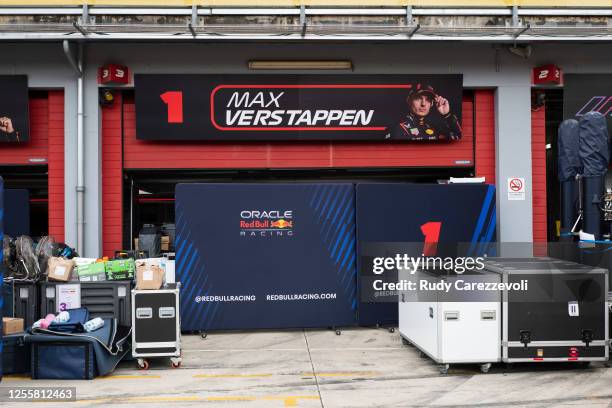 Oracle Racing Garage Red Bull Racing F1 Photos and Premium High Res Pictures - Getty Images
