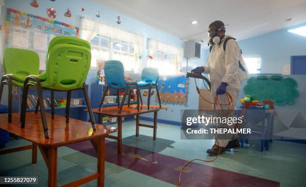 préparation d’une garderie pour le retour aux cours - décontamination photos et images de collection