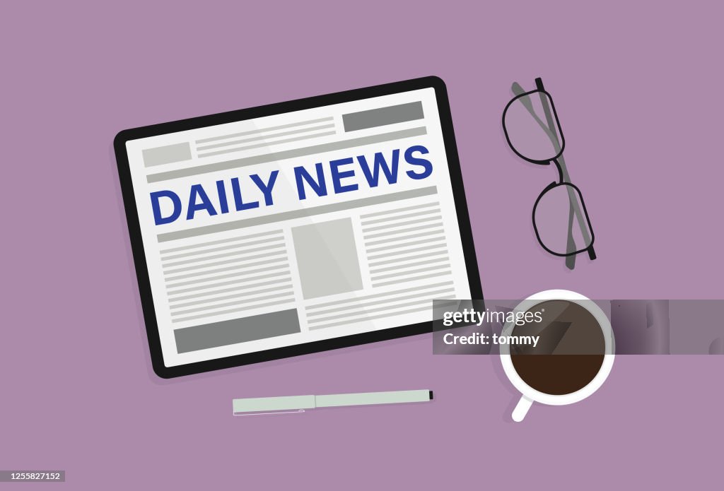 Zeitung, Stift, Gläser und Kaffeetasse