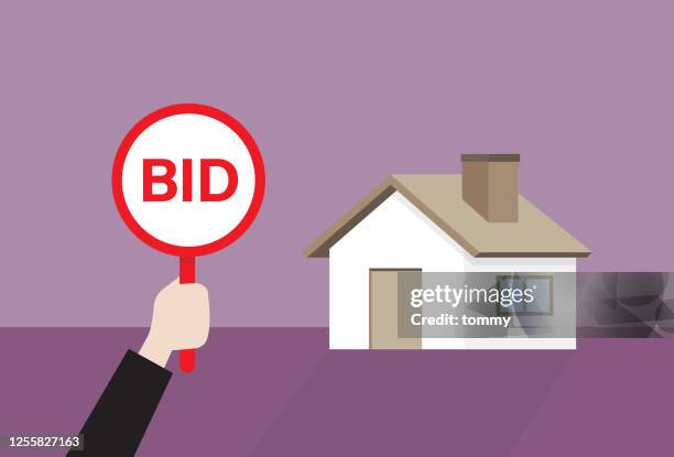 stockillustraties, clipart, cartoons en iconen met de zakenman houdt een bodteken voor veiling een huis - house auction