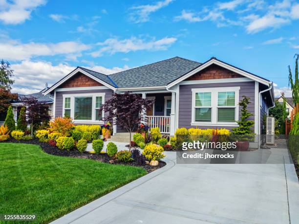moderne custom suburban home exterior - residential building stock-fotos und bilder