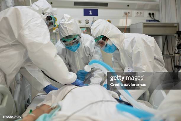 emergency team using ventilator to aid patient breathing - patient on ventilator stock pictures, royalty-free photos & images