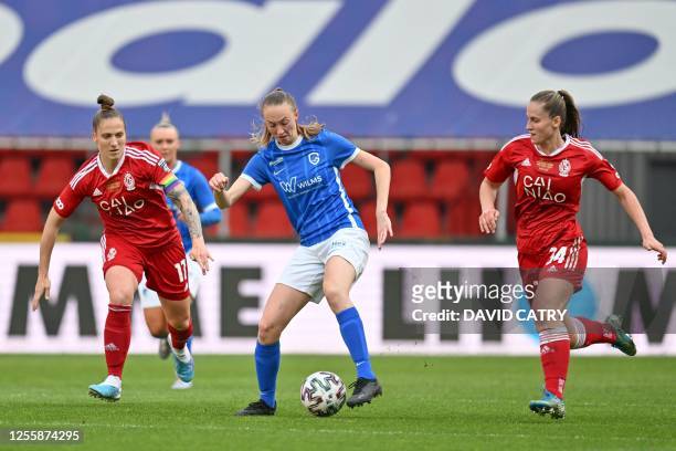 Standard Femina's Maud Coutereels, Genk Ladies' Lisa Petry and Standard Femina's Lea Cordier pictured in action during the match between Standard...