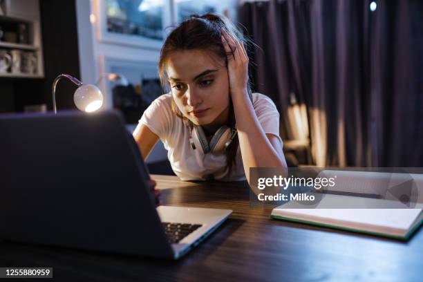 adolescente está cansada de aprender - online bullying fotografías e imágenes de stock