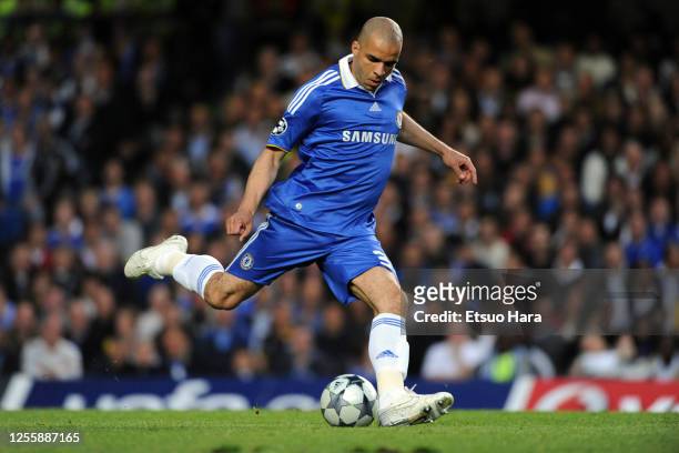 Alex of Chelsea in action during the UEFA Champions League semi final second leg match between Chelsea and Barcelona at Stamford Bridge on May 6,...