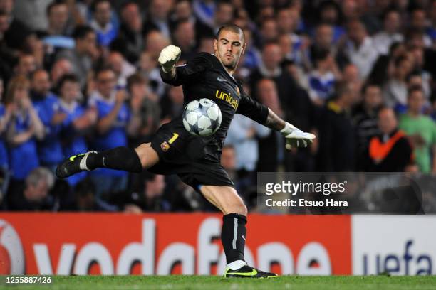 Victor Valdes of Barcelona in action during the UEFA Champions League semi final second leg match between Chelsea and Barcelona at Stamford Bridge on...