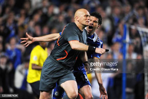 Michael Ballack of Chelsea protests to referee Tom Henning Ovrebo during the UEFA Champions League semi final second leg match between Chelsea and...
