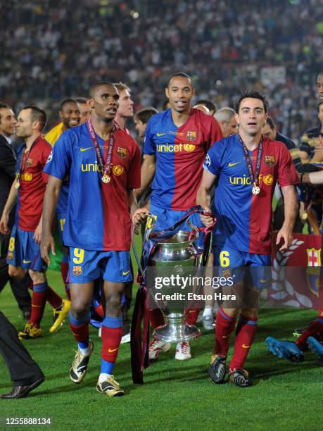 Samuel Eto'o, Thierry Henry and Xavi of Barcelona celebrate with the trophy after the UEFA Champions League final between Barcelona and Manchester...