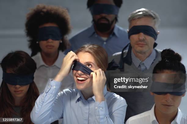 ik kan eindelijk het licht zien! - blinddoek stockfoto's en -beelden