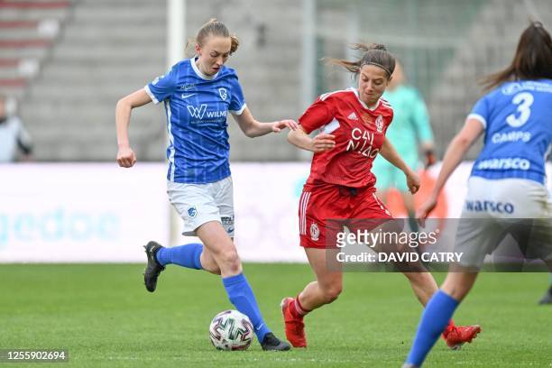 Genk Ladies' Lisa Petry and Standard Femina's Laura Miller fight for the ball during the match between Standard Femina de Liege and KRC Genk Ladies,...