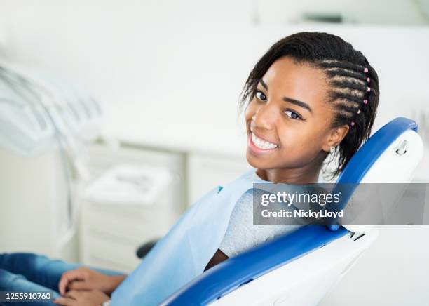 voor een regelmatige controle in tandheelkundige kliniek - sensitivity in tooth stockfoto's en -beelden