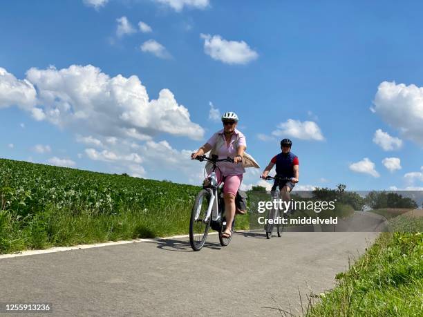 ciclismo en el país - limburgo países bajos fotografías e imágenes de stock