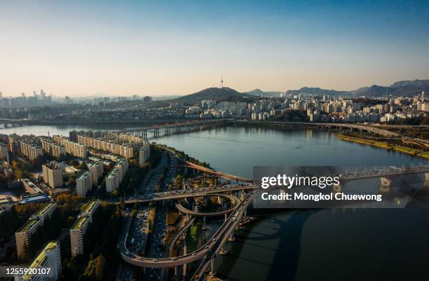 aerial view of seoul downtown city skyline with vehicle on expressway and bridge cross over han river in seoul city, south korea. - hanfloden bildbanksfoton och bilder