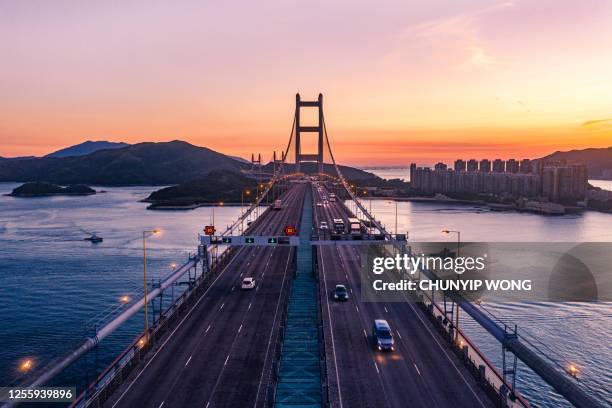 hong kong tsing ma bridge in sunset - ponte de tsing ma imagens e fotografias de stock