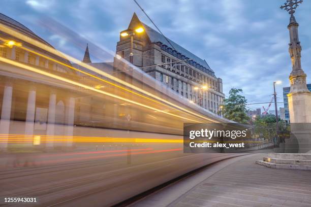 manchester city center trams en activiteit. - manchester town hall stockfoto's en -beelden