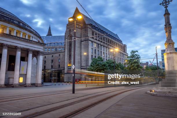 plaza de san pedro de manchester con tranvía de la ciudad. - town hall square fotografías e imágenes de stock