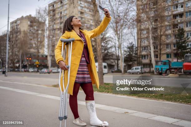 vrouw die met gieter te voet loopt en selfie neemt - feet selfie woman stockfoto's en -beelden